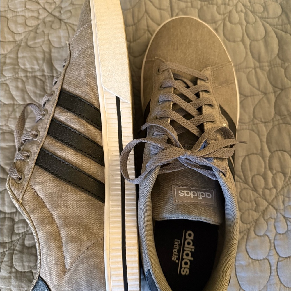 Adidas Men's Gray and Black Sneakers